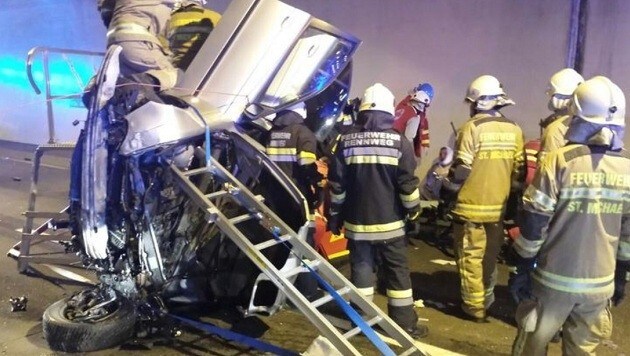 Die Feuerwehr im Autobahntunnel: Der Wagen des Urlaubers ist beim Aufprall völlig zerstört worden. (Bild: Roland Holitzky)