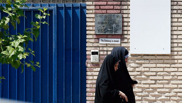 Vier Jahre war die britische Botschaft in Teheran geschlossen, nun öffnet sie wieder ihre Pforten. (Bild: APA/EPA/ABEDIN TAHERKENAREH)
