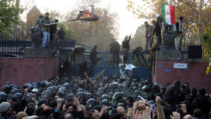 Aufgebrachte Iraner bei der Erstürmung der Botschaft im Jahr 2011 (Bild: EPA)