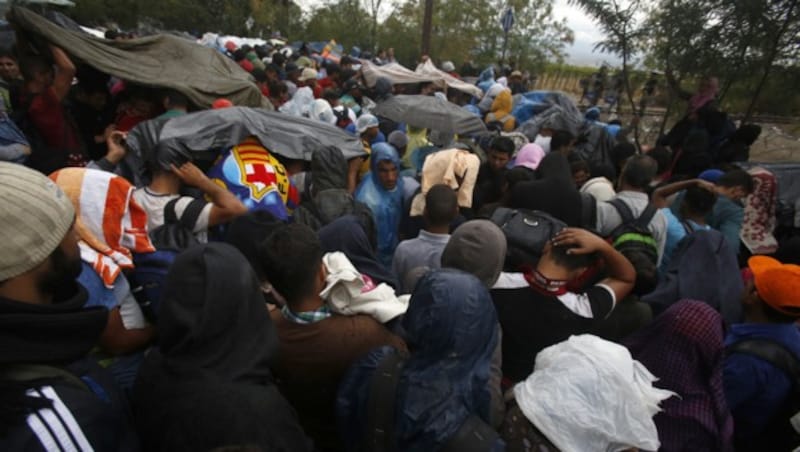 Flüchtlinge an der mazedonisch-griechischen Grenze (Bild: AP)