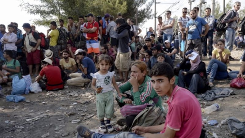 Flüchtlinge warten, um nach Mazedonien zu kommen. (Bild: APA/EPA/GEORGI LICOVSKI)
