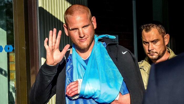 Der größte der Helden: Spencer Stone verlässt nach seiner Behandlung das Krankenhaus.