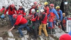 Vorsichtiger Abtransport des Verletzten nach der Bergung aus der Riesending-Höhle. (Bild: APA/EPA/BAVARIAN MOUNTAIN RESCUE/HANDOUT)