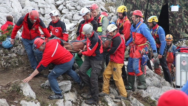 Vorsichtiger Abtransport des Verletzten nach der Bergung aus der Riesending-Höhle. (Bild: APA/EPA/BAVARIAN MOUNTAIN RESCUE/HANDOUT)