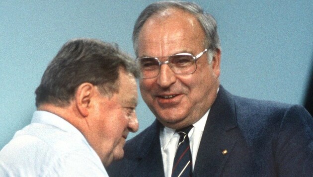 Ein Foto aus dem Jahr 1986 zeigt CSU-Vorsitzenden Strauß und Bundeskanzler Helmut Kohl (rechts). (Bild: APA/dpa/Jörg Schmitt)