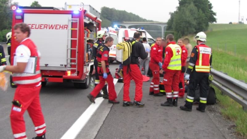 Bei dem Unfall am Freitag wurden 24 Menschen verletzt. (Bild: APA/FOTOKERSCHI.AT/FEUERWEHR SANKT GEORGEN)