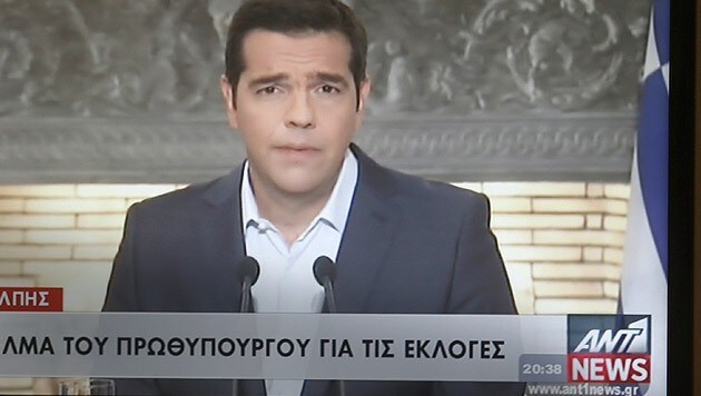 Der scheidende Ministerpräsident Alexis Tsipras während seiner Fernsehansprache (Bild: AP)