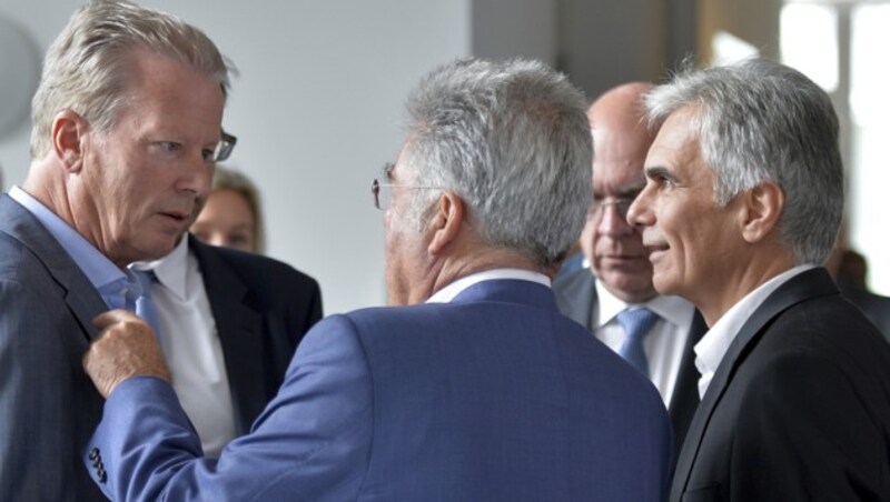 Fischer, Faymann, Mitterlehner und Mikl-Leitner besuchten das Flüchtlingslager in Traiskirchen. (Bild: APA/HERBERT NEUBAUER)