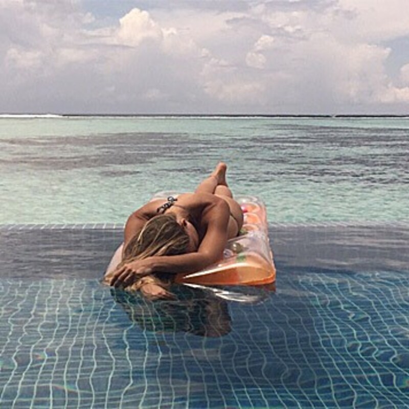 Bar Refaeli genießt ihren Junggesellinnenabschied standesgemäß im Bikini. (Bild: instagram.com/barrefaeli)