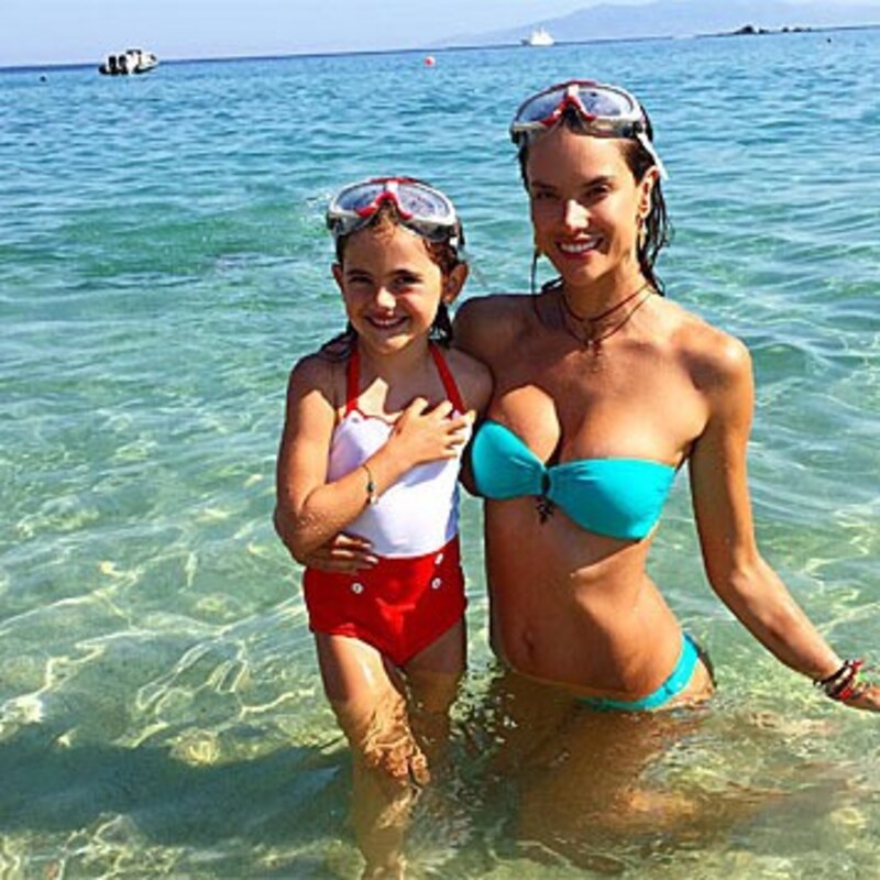Das Supermodel urlaubt derzeit mit ihrer Familie in Mykonos. (Bild: instagram.com/alessandraambrosio)