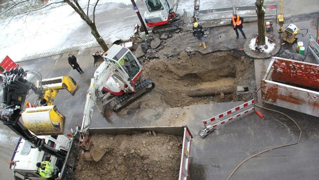 Hauptwasserleitung platzte - große Kreuzung in Graz ist bis 4. September gesperrt. (Bild: Holding Graz)
