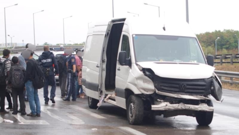 Am Dienstag kam es zu einem Unfall im Bezirk Mödling - sechs Menschen wurden teils schwer verletzt. (Bild: APA/LPD NÖ)