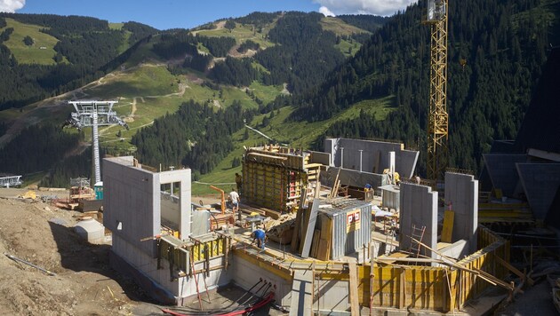 Die Talstation nimmt langsam Formen an, die Mittelstation liegt im Graben dahinter. (Bild: Toni Niederwieser)