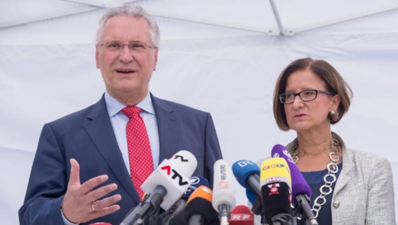 Bayerns Innenminister Joachim Herrmann und Innenministerin Johanna Mikl-Leitner (Bild: APA/dpa/Peter Kneffel)