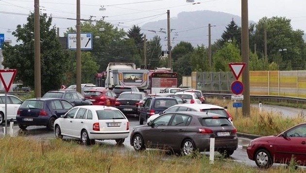 Stau beim Kreisverkehr und der Abfahrt Salzburg Mitte: Die Garagen sind ja doch zu klein! (Bild: Franz Neumayr/BP)