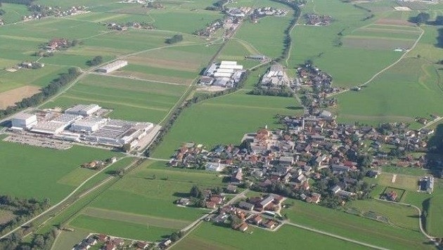 Lengau knapp hinter der Grenze zu Oberösterreich. Der Ortskern mit Gewerbepark aus der Luft (Bild: Gemeinde Lengau)