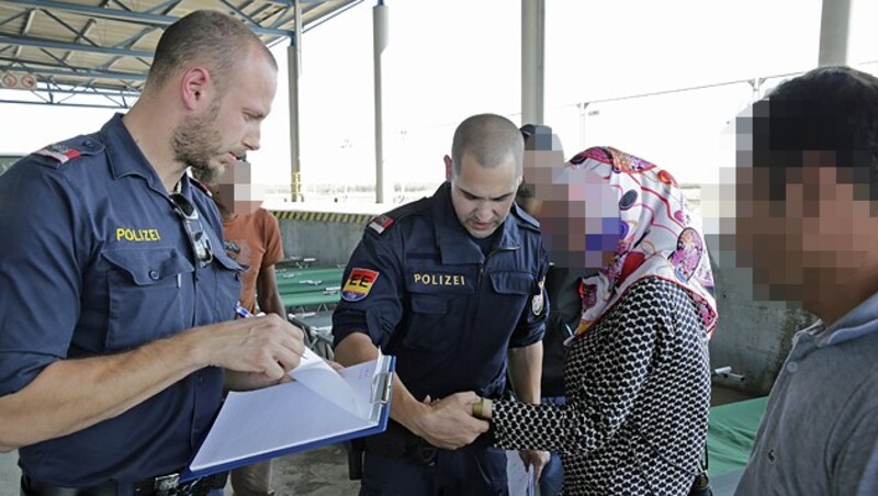 Die Flüchtlinge erhalten Bändchen - auf diesen sind die wichtigsten Informationen notiert. (Bild: Klemens Groh)