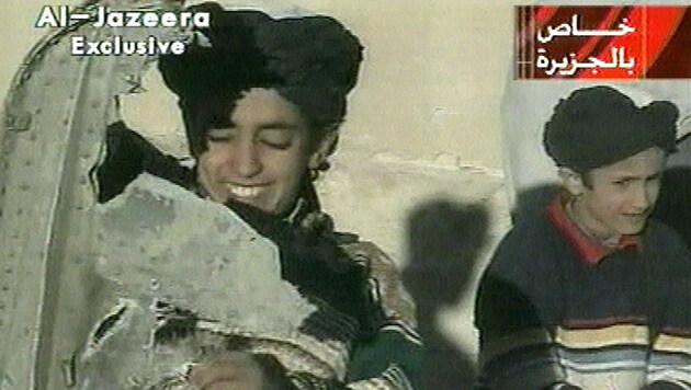 Hamza bin Laden (links) auf einem Bild, das im Jahr 2001 entstanden sein dürfte (Bild: AP)