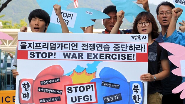Proteste gegen das jährliche Militärmanöver in Südkorea (Bild: APA/EPA/KIM CHUL-SOO)