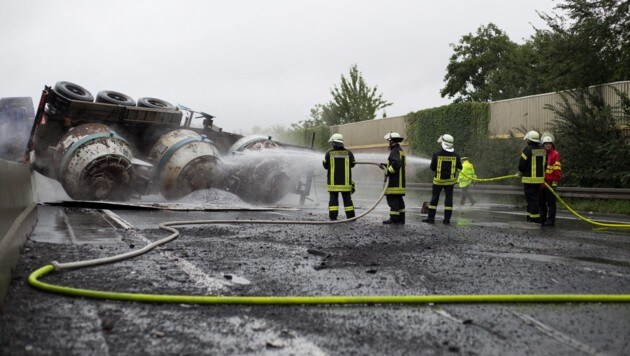 Bei einem Lastwagenunfall auf der A1 hat flüssiges Aluminium Teile der Fahrbahn in Brand gesetzt. (Bild: APA/EPA/Marcel Kusch)