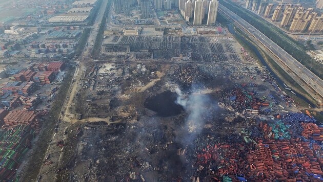 Diese Luftaufnahme vom Ort des Infernos zeigt das riesige Loch im Hafen der Stadt Tianjin. (Bild: APA/EPA/STR)