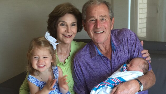 George W. Bush, seine Frau Laura und die beiden Enkeltöchter Margaret Laura und Poppy Louise (Bild: APA/EPA/George W. Bush Presidential Center / HANDOUT)