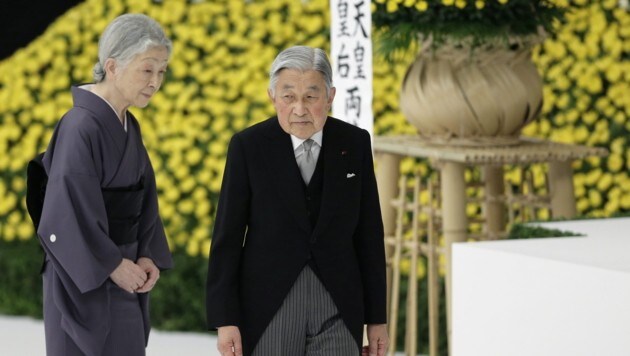 Kaiser Akihito und seine Frau (Bild: APA/EPA/KIYOSHI OTA)