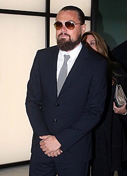 Zauselbart und Männerdutt zum Trotz angelt sich Leonardo DiCaprio eine Schönheit nach der anderen. (Bild: EPA)