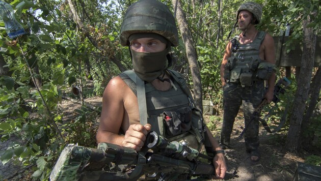 Ukrainische Soldaten in Chermalyk nahe Mariupol (Bild: APA/EPA/SERGEY VAGANOV)
