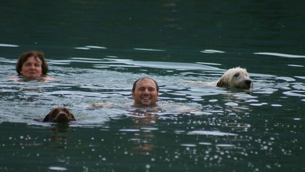 Spaß im Wasser: "Phoebe" und "Emma" mit Frauchen Claudia Oberbichler und Herrchen Hannes Schaller (Bild: Claudia Fischer)