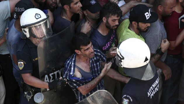 Flüchtlinge auf Kos versuchten, eine Polizeiwache zu stürmen. (Bild: AP)
