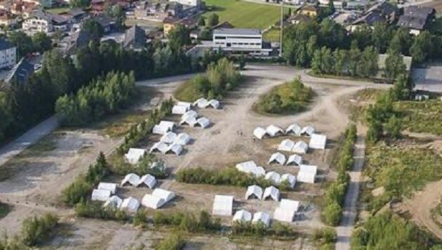 Aus der Luft fotografiert: Die Zelte sind in Gruppen angeordnet, daneben die Walserfeldsiedlung. (Bild: Markus Tschepp)