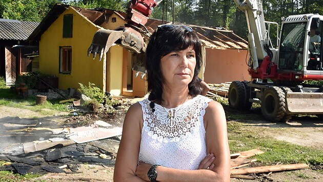 Sonja Antoniv beim Abriss ihres Hauses (Bild: Wolfgang Weber)