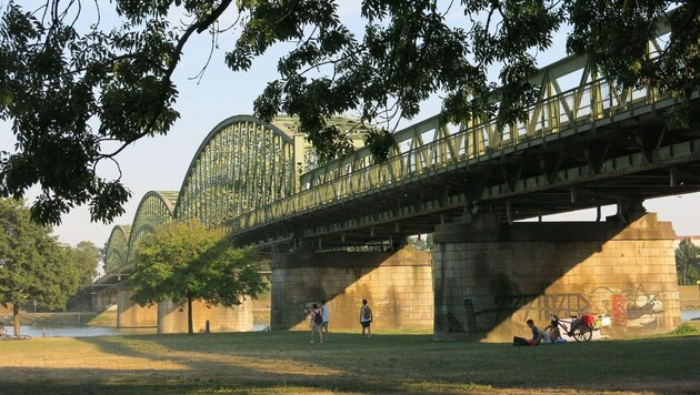 Um die 116 Jahre alte Brücke gibt es derzeit viele Diskussionen. Was meinen die Linzer? (Bild: Werner Pöchinger)