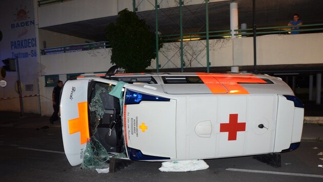 Der Rettungswagen kippte um und kam auf der Fahrerseite zu liegen. (Bild: APA/THOMAS LENGER)