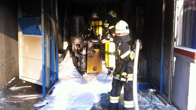 Mit Atemschutz konnten die "Floriani" das Feuer in der Stickstoffproduktionsanlage eindämmen. (Bild: Feuerwehr)
