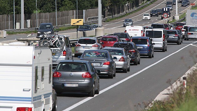 Bei Stau soll der Pannenstreifen für den Verkehr freigegeben werden. (Bild: APA/FRANZ NEUMAYR (Symbolbild))