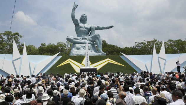 Die Friedensstatue in Nagasaki (Bild: APA/EPA/KIMIMASA MAYAMA)