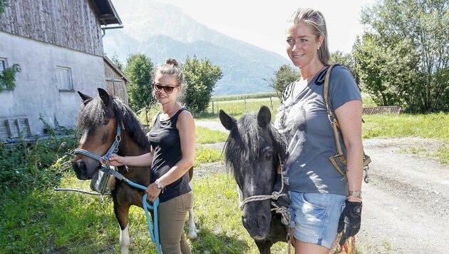Theresa Scharler und Teresa Gasser mit den beiden Ponys, die ein neues Heim suchen. (Bild: Markus Tschepp)