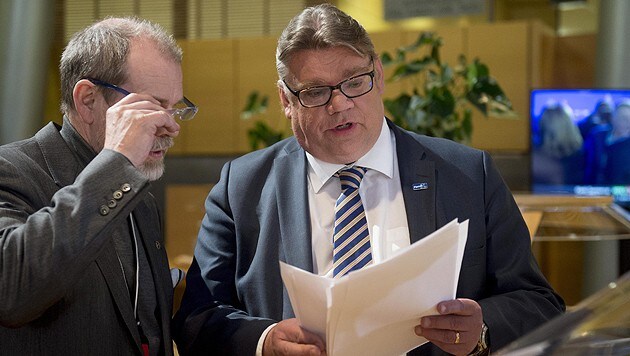Finnlands Außenminister Timo Soini (r.) (Bild: APA/EPA/Markku Ojala)
