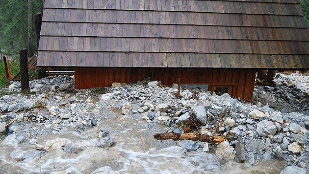 Eine Nebenhütte wurde von Mure fast gänzlich verschüttet. (Bild: Repros FF Zederhaus/Holitzky)