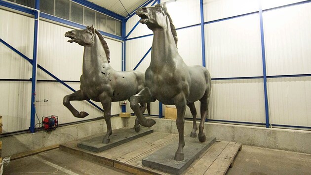 Zwei Thorak-Pferde standen 1939 vor der Reichskanzlei. Sie wurden in einer Lagerhalle entdeckt. (Bild: APA/EPA/GERMAN POLICE/HANDOUT)