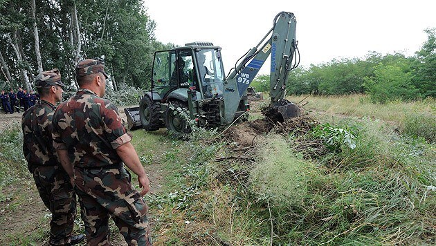 Mit schwerem Gerät rückte die ungarische Armee an, um mit dem Zaunbau zu beginnen. (Bild: APA/EPA/ZOLTAN GERGELY KELEMEN)