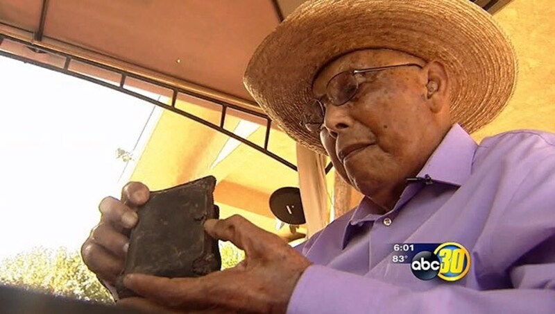 Weltkriegsveteran Eligio Ramos freut sich nach 70 Jahren über seine retournierte Geldbörse. (Bild: abc30.com)