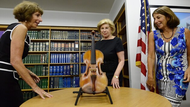 Die Töchter des verstorbenen Konzertgeigers Totenberg bekamen die gestohlene Stradivari zurück. (Bild: APA/EPA/JUSTIN LANE)