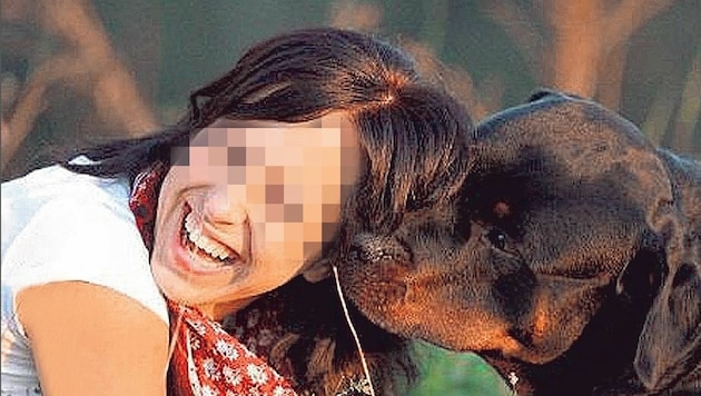 Besitzerin Cornelia Sch. (36) mit ihrem Rottweiler â01EBrutusâ01C: Sie hat den Rüden selbst aufgezogen... (Bild: Krone)