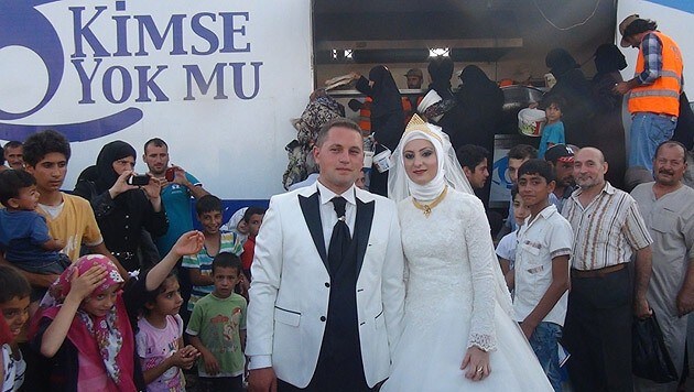 Die Ehe mit einer gemeinsamen großen Wohltat begonnen: Fethullah Üzümcüoglu (links) und Esra Polat (Bild: twitter.com/kimseyokmu)