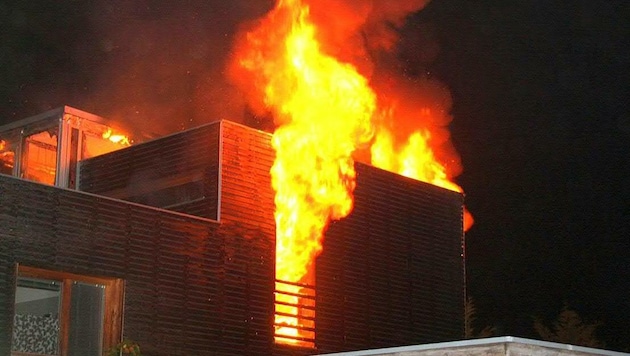 Flammen schossen aus dem Dach des Gebäudes. Das Haus wurde schwer in Mitleidenschaft gezogen. (Bild: APA/FF KRITZENDORF)