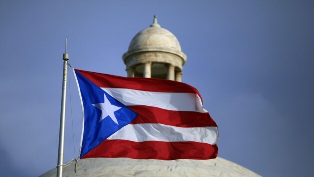 Die Flagge Puerto Ricos vor dem Kapitol in San Juan (Bild: AP)