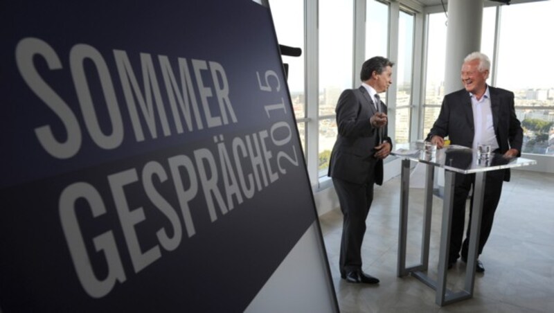 Frank Stronach und ORF-Moderator Hans Bürger vor Beginn der "Sommergespräche 2015" (Bild: APA/HERBERT PFARRHOFER)